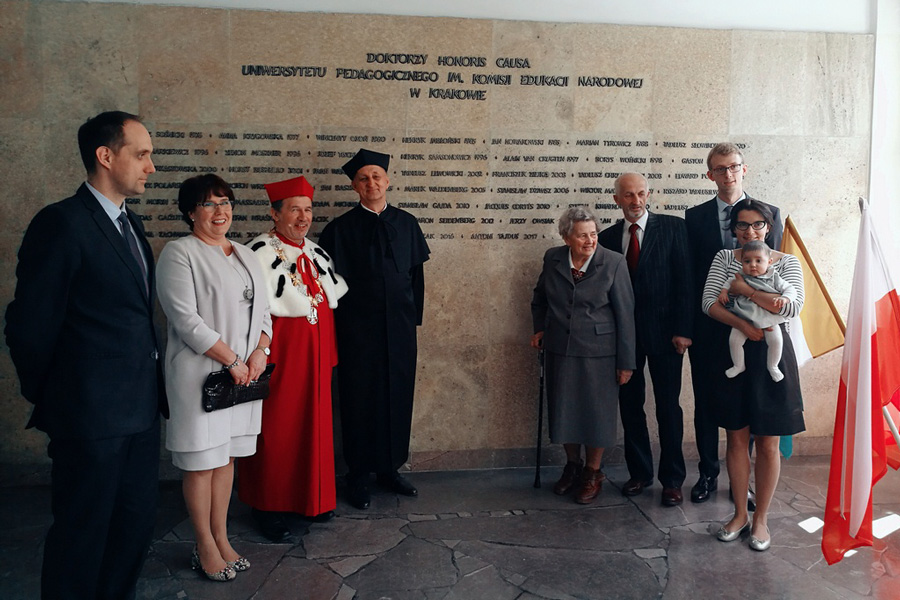 Pamiątkowe zdjęcie przy tablicy Doktorów Honoris Causa Uniwersytetu Pedagogicznego