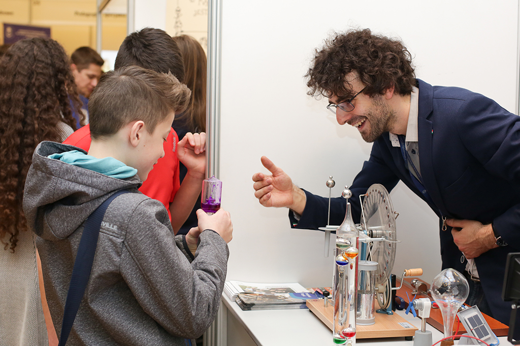 pokaz fizyczny podczas Dnia Otwartego Uniwersytetu Pedagogicznego