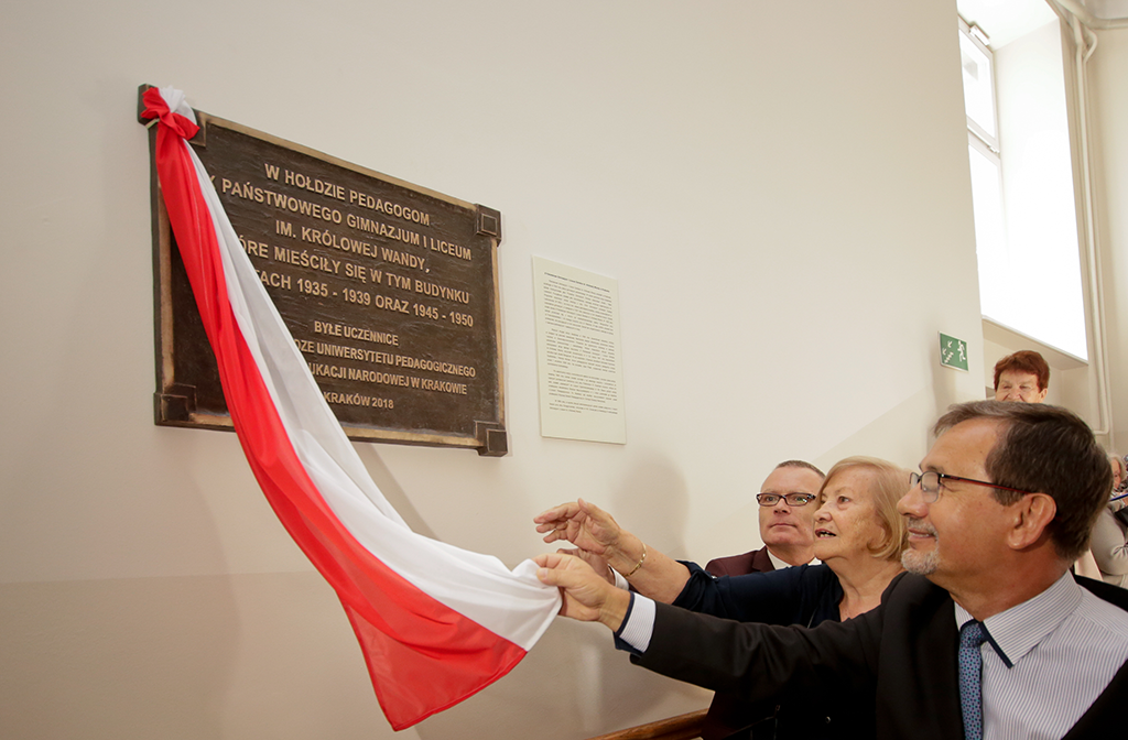 Rektor Uniwersytetu Pedagogicznego prof. dr hab. Kazimierz Karolczak, Dziekan Wydziału Pedagogicznego prof. UP dr hab. Ireneusz Świtała i Anna Sikora odsłaniają tablicę