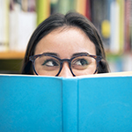 studentka z książką w bibliotece