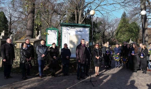 delegacje uczelni krakowskich na Cmentarzu Rakowickim w Krakowie 