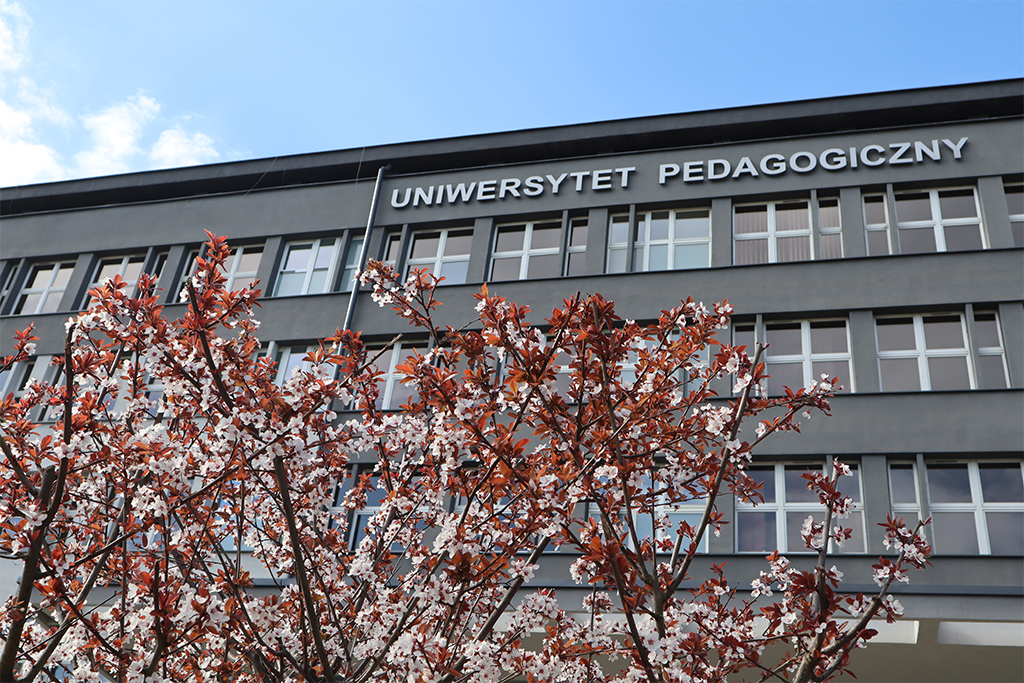 budynek główny Uniwersytetu Pedagogicznego od ul. Podchorążych