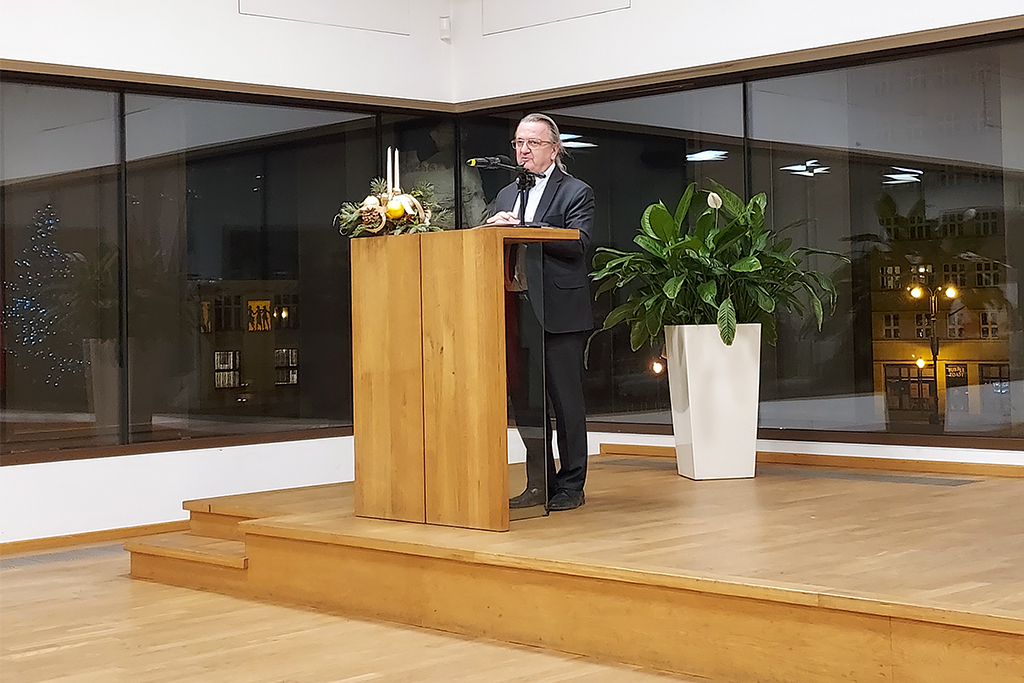Prorektor ds. Kształcenia i Rozwoju dr hab. Robert Stawarz, prof. UP otwiera wystawę w Pałacu Krzysztofory
