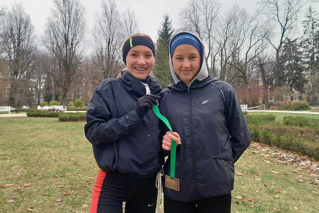 Dominika Szymańska i Oliwia Sowa z medalami