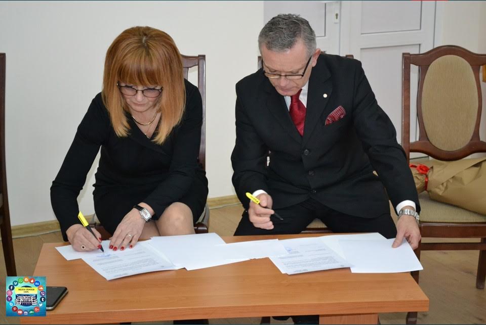 podpisanie umowy z Ivan Ziazun Institute of Pedagogikal and Adult Education National Academy of Educational Sciences of Ukraine. Na zdjęciu Dyrektor prof. dr hab. Larysa Lukianowa i Dziekan Wydziału Pedagogiki i Psychologii dr hab. Ireneusz M. Świtała, prof.  UP