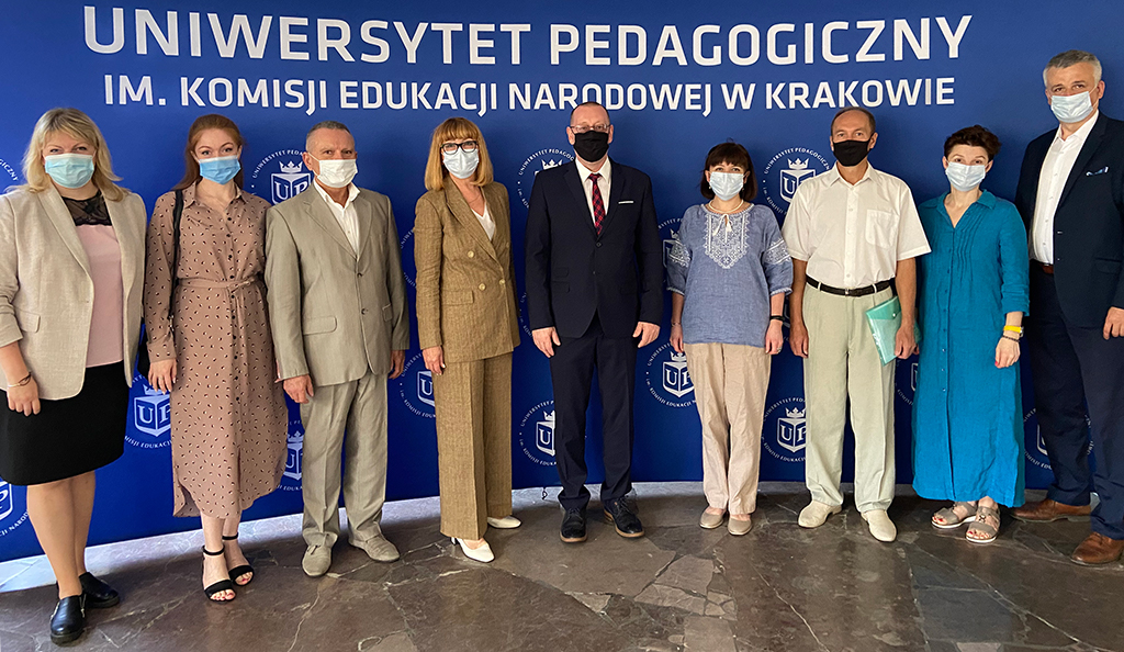 Naukowcy z Kijowa wraz z naukowcami z UP w budynku głównym Uniwersytetu Pedagogicznego
