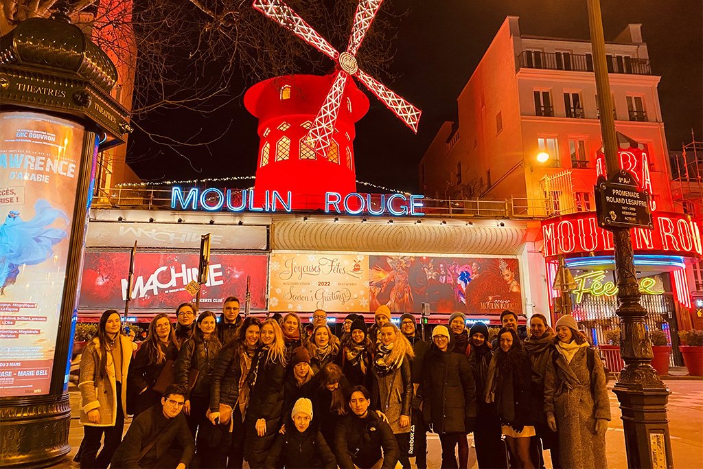 Orkiestra Kameralna i Orkiestra Symfoniczna Uniwersytetu Pedagogicznego przed Moulin Rouge