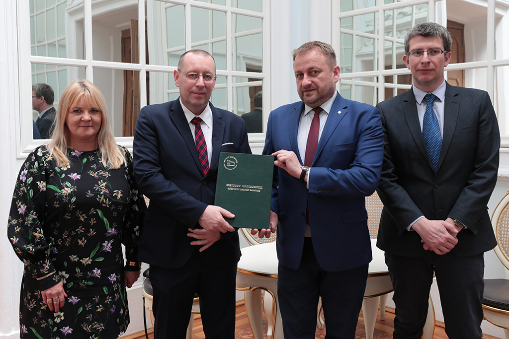 od lewej: dr hab. Agnieszka Greń, prof. UP; Jego Magnificencja prof. dr hab. Piotr Borek; dr Krzysztof Duda; prof. dr hab. Sylwester Świątkiewicz w pałacu Radziwiłłów