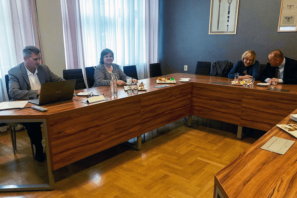 Kanclerz Uniwersytetu Pedagogicznego dr Krzysztof Wąsowicz, prof. dr hab. Olga Wasiuta, Rektor Uniwersytetu Pedagogicznego prof. dr hab. Piotr Borek, Małopolski Kurator Oświaty Barbara Nowak podczas spotkania