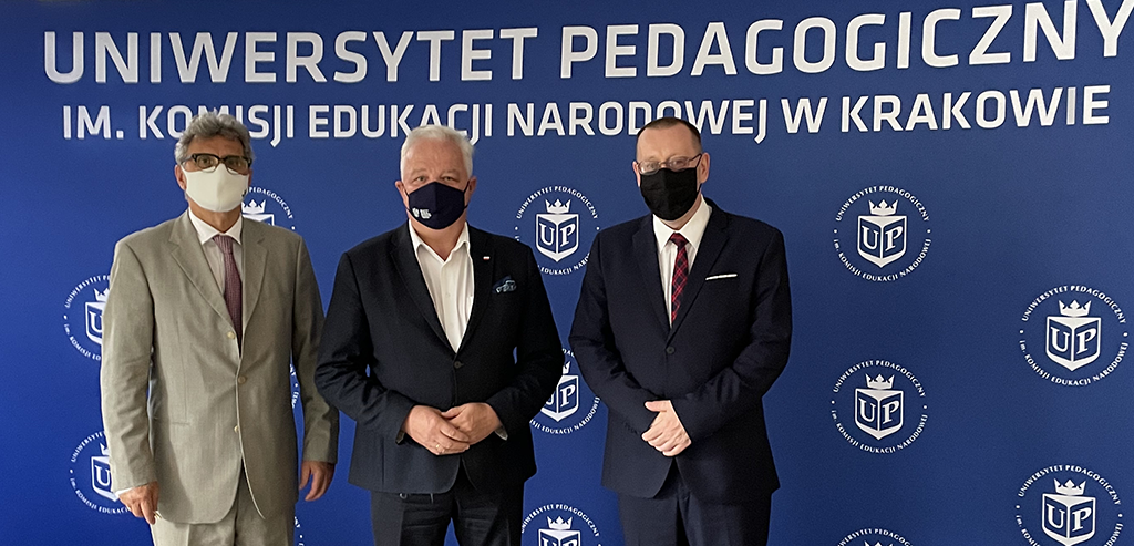 Kanclerz dr Krzysztof Wąsowicz, Sekretarz Stanu i Pełnomocnik Rządu ds. infrastruktury sportowej Jacek Osuch; JM prof. dr hab. Piotr Borek w holu budynku UP przy ul. Podchorążych