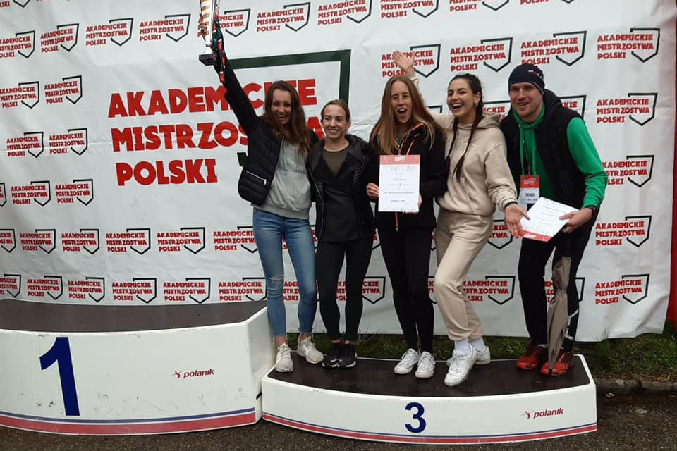 Medalistki Akademickich Mistrzostw Polski w lekkiej atletyce z trenerem Jakubem Mantorskim na podium