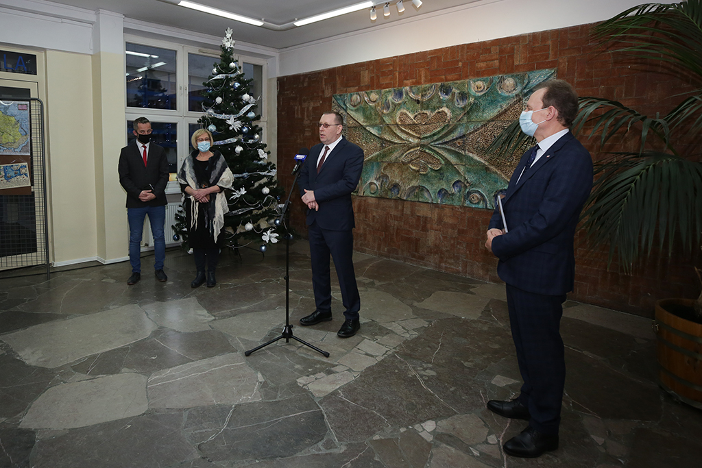 kierownik Działu ds. Osób Niepełnosprawnych Adam Gliksman, Małopolska kurator oświaty Barbara Nowak, Rektor Uniwersytetu Pedagogicznego prof. dr hab. Piotr Borek,  Sekretarz Stanu w Ministerstwie Edukacji i Nauki Włodzimierz Bernacki