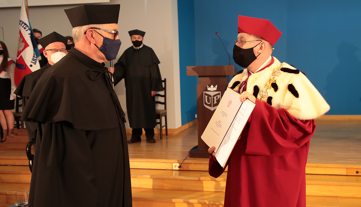 wręczenie dyplomu doktora honoris causa prof. dr. hab. Andrzejowi Chwalbie przez prof. dr. hab. Piotra Borka