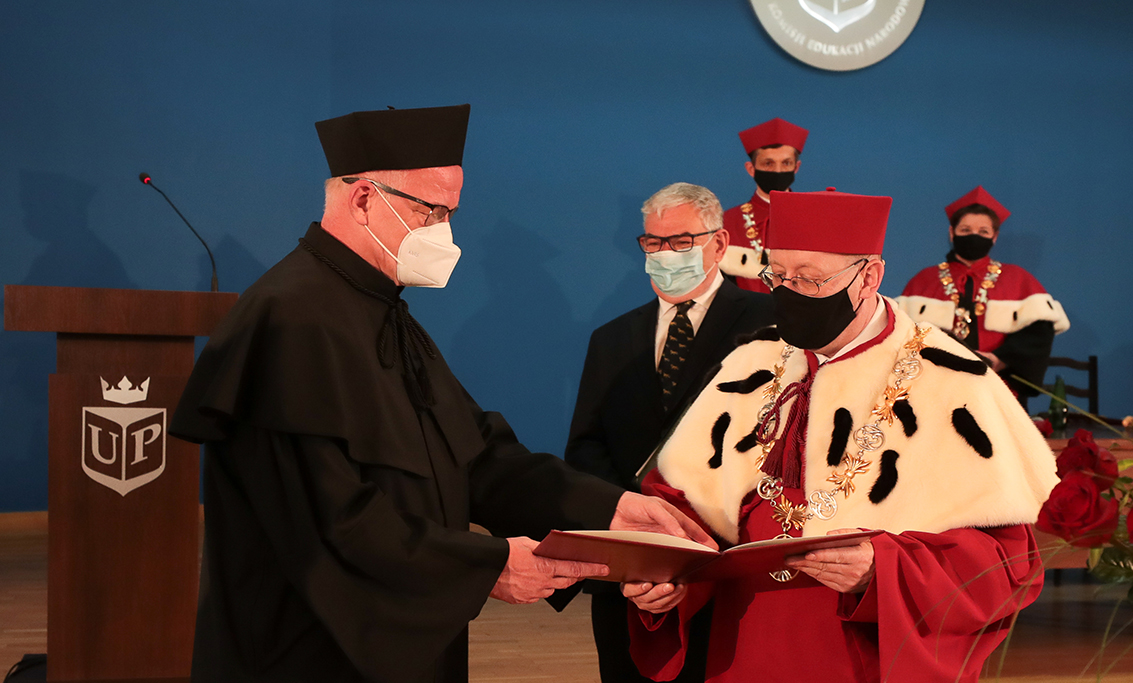 wręczenie dyplomu doktora honoris causa prof. dr. hab. Krzysztofowi Mikulskiemu przez prof. dr. hab. Piotra Borka