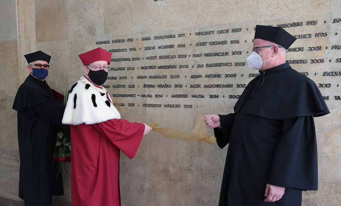 odsłonięcie nazwisk nowych doktorów honoris causa w holu głównym uczelni przez prof. dr. hab. Piotra Borka, prof. dr. hab. Andrzeja Chwalbę i prof. dr. hab. Krzysztofa Mikulskiego