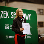 Dominika Szymańska z dyplomem i medalem