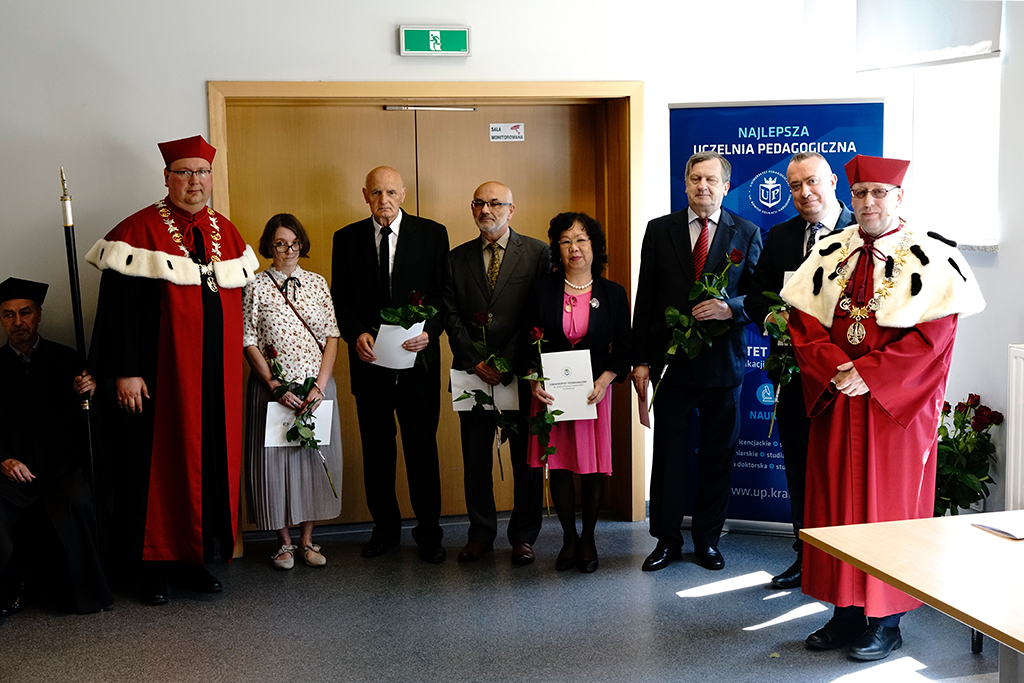 Rektor Uniwersytetu Pedagogicznego prof. dr hab. Piotr Borek z laureatami „Nagrody Rektora” za rok 2022