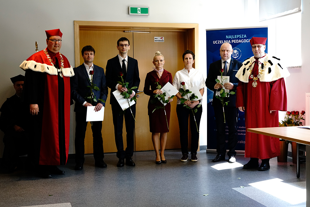 Rektor Uniwersytetu Pedagogicznego z laureatami nagród za uzyskanie habilitacji