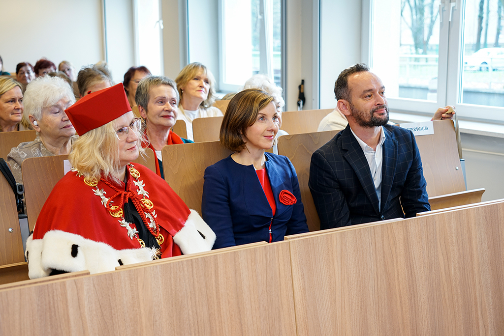 Prorektor ds. Studenckich dr hab. Katarzyna Plutecka, prof. UP, dr Wanda Matras-Mastalerz i zastępca dyrektora Instytutu Spraw Społecznych i Zdrowia Publicznego dr Krzysztof Chaczko