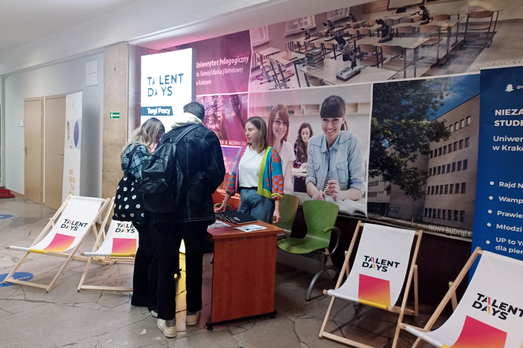 stoisko Talent Days w budynku głównym Uniwersytetu Pedagogicznego