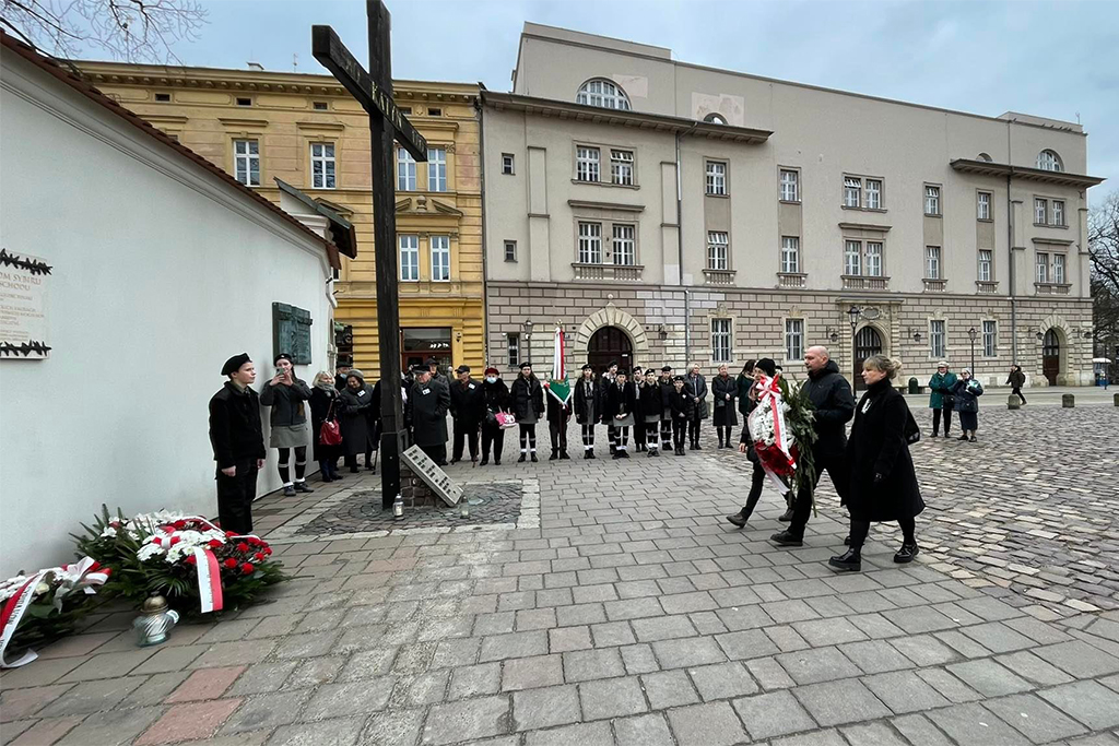 złożenie kwiatów pod tablicą Zesłańców Sybiru w Krakowie