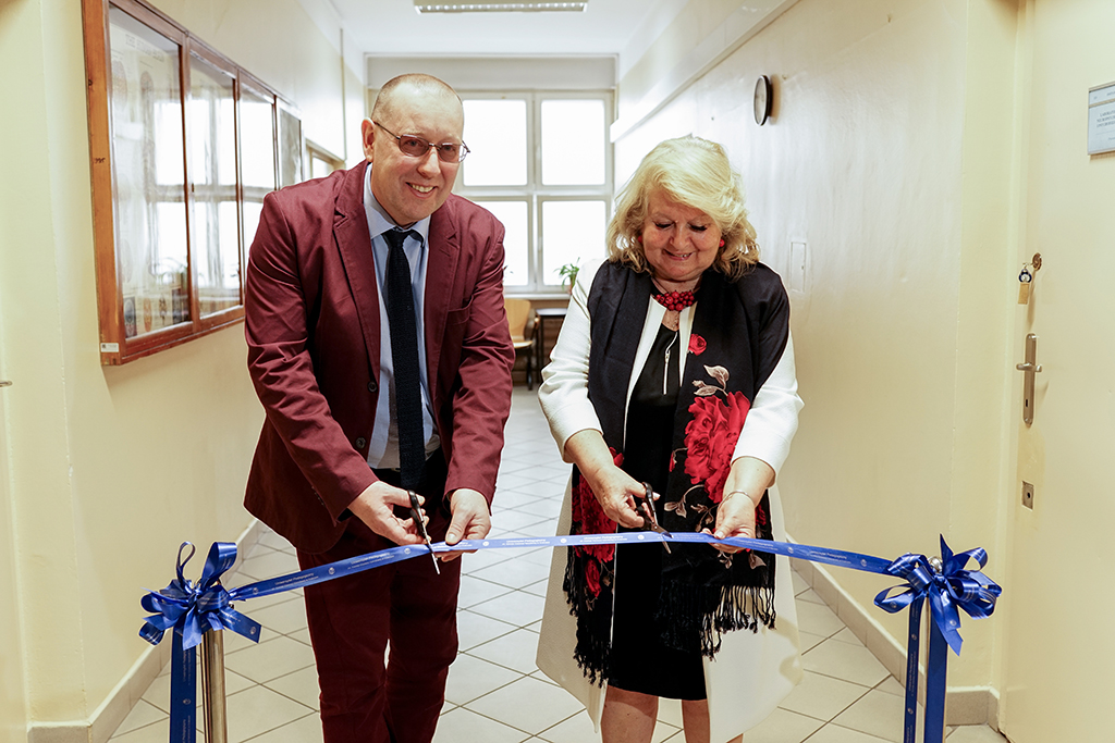 Rektor Uniwersytetu Pedagogicznego prof. dr hab. Piotr Borek oraz Prezes Zarządu Głównego Polskiego Towarzystwa Neuropsychologicznego, prof. dr hab. Maria Pąchalska przecinają wstęgę