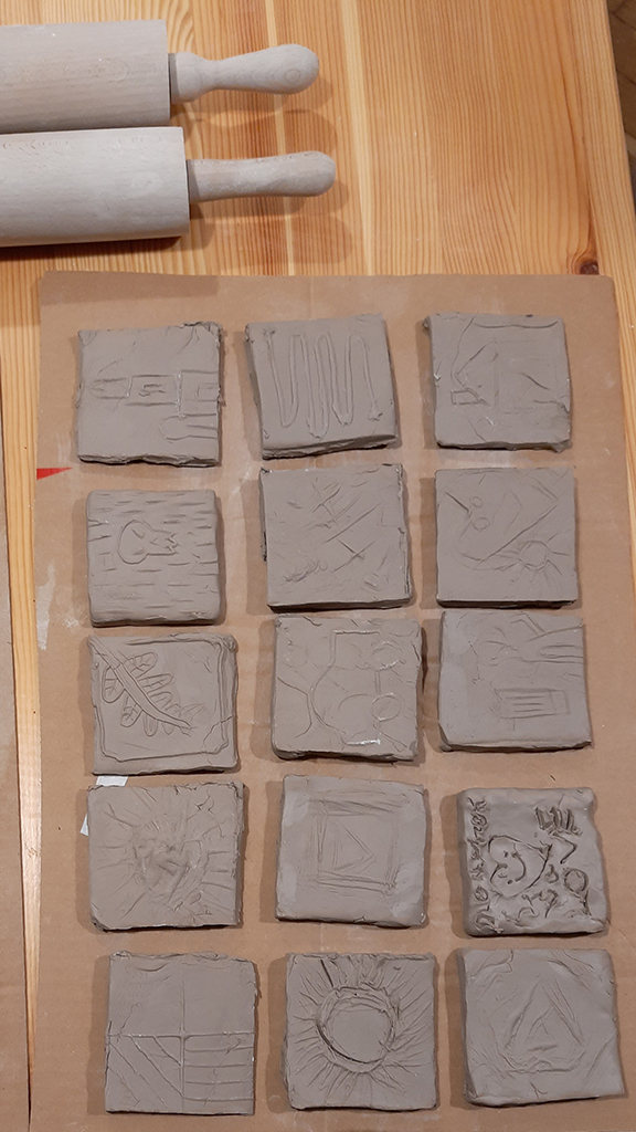 ceramiczne płytki stworzone podczas spotkania
