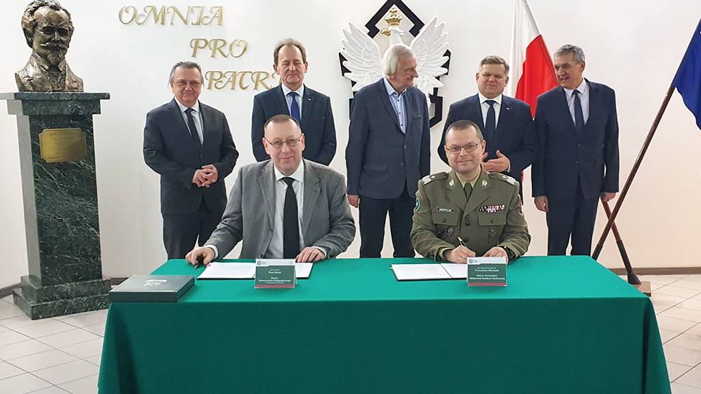 Rektor Uniwersytetu Pedagogicznego prof. dr hab. Piotr Borek oraz Rektor Wojskowej Akademii Technicznej gen. bryg. prof. dr hab. inż. Przemysław Wachulak podpisują porozumienie o współpracy między obiema uczelniami