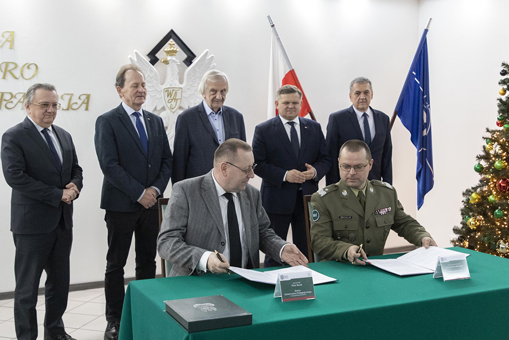 Rektor Uniwersytetu Pedagogicznego prof. dr hab. Piotr Borek oraz Rektor Wojskowej Akademii Technicznej gen. bryg. prof. dr hab. inż. Przemysław Wachulak podpisują porozumienie o współpracy między obiema uczelniami