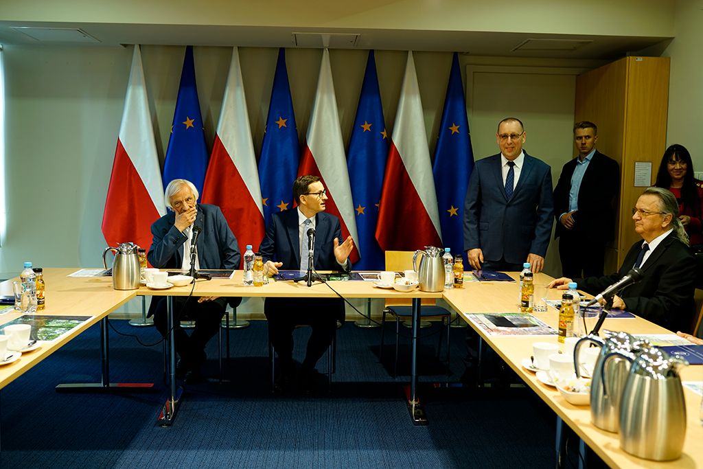 Wicemarszałek Sejmu Ryszard Terlecki, Premier Mateusz Morawiecki, Rektor Uniwersytetu prof. dr hab. Piotr Borek i Prorektor ds. Kształcenia i Rozwoju dr hab. Robert Stawarz, prof. UP podczas spotkania w Uniwersytecie Pedagogicznym