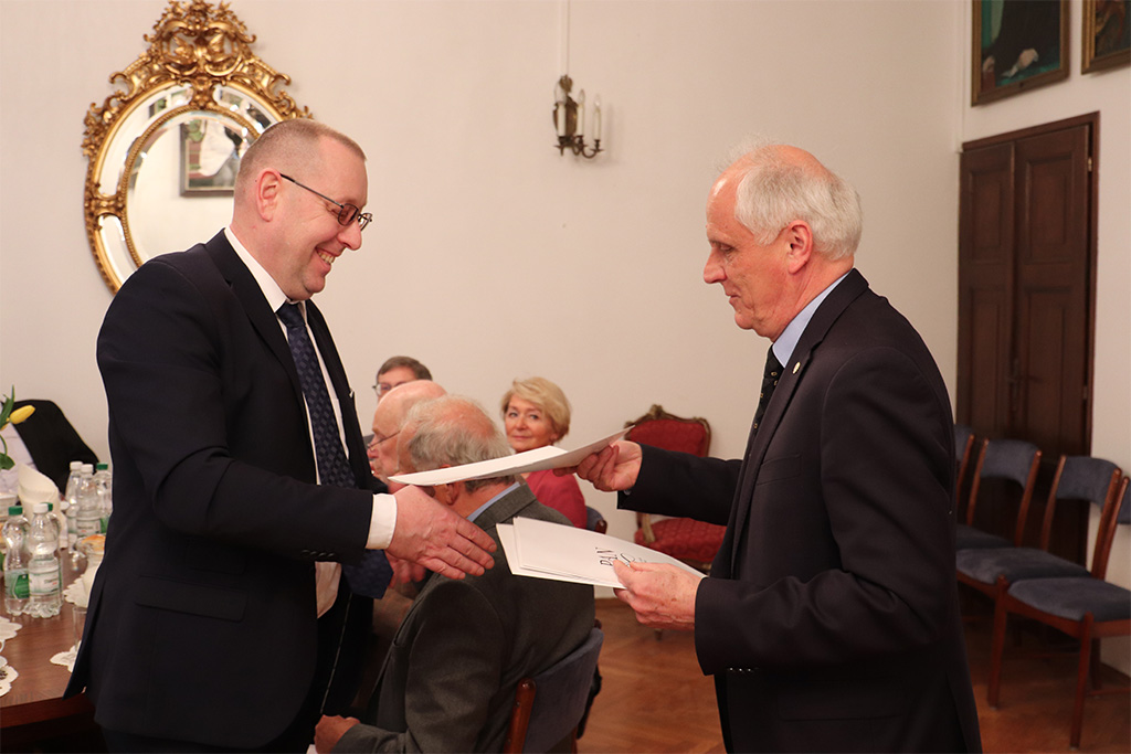 Prezes Oddziału w Krakowie prof. dr hab. Andrzej Jajszczyk wręcza nominację prof. dr. hab. Piotrowi Borkowi