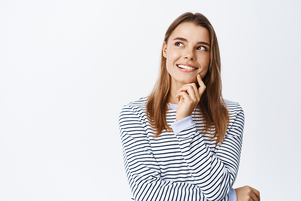 portret blondynki zastanawiającej się nad wyborem kierunku studiów