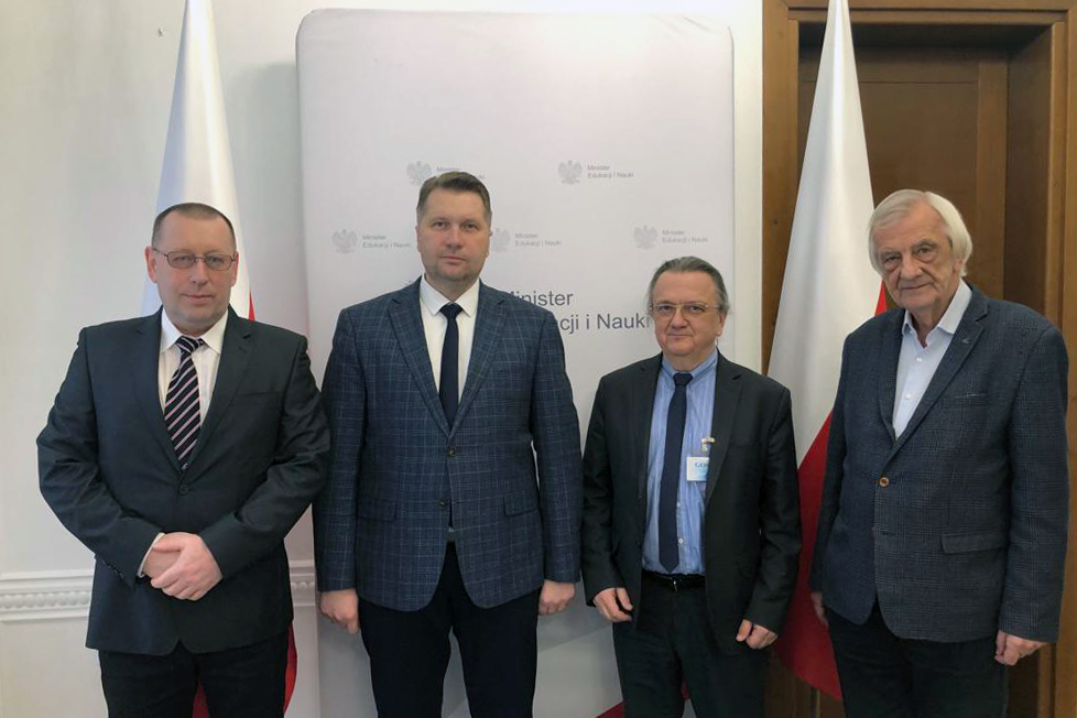 Rektor Uniwersytetu Pedagogicznego prof. dr hab. Piotr Borek, Minister Edukacji i Nauki Przemysław Czarnek, Prorektor ds. Kształcenia i Rozwoju dr hab. Robert Stawarz, prof. UP,  Wicemarszałek Sejmu Ryszard Terlecki