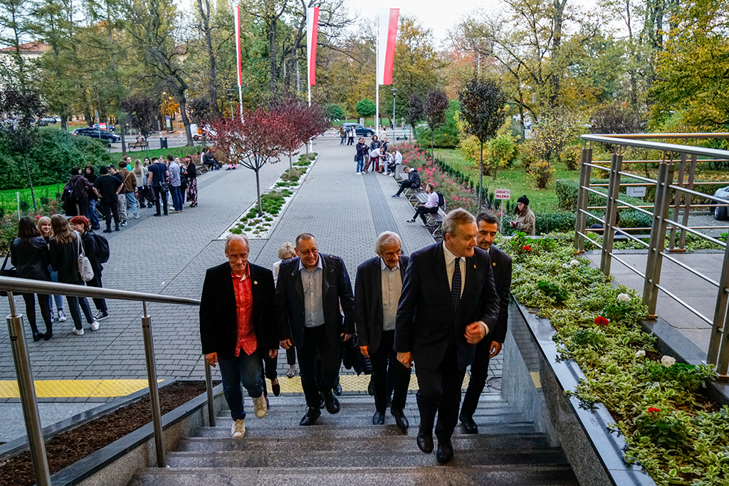 goście Uniwersytetu Pedagogiczne w Krakowie wchodzą do budynku głównego przy ul. Podchorążych