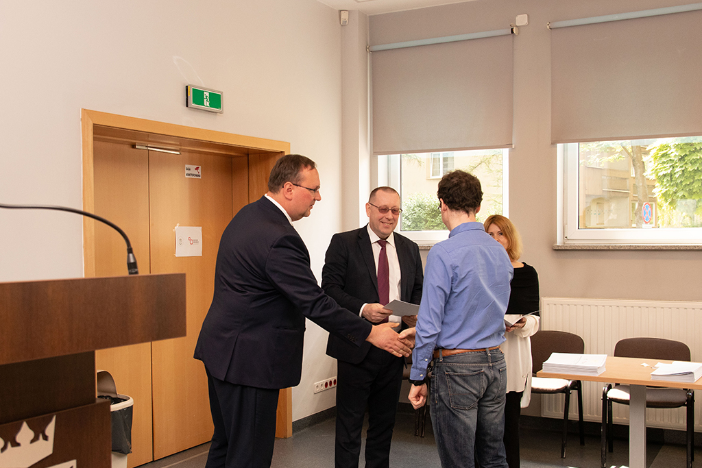 Rektor prof. dr hab. Piotr Borek i Prorektor ds. Nauki dr hab.  Michał Rogoż, prof. UP wręcza list gratulacyjny