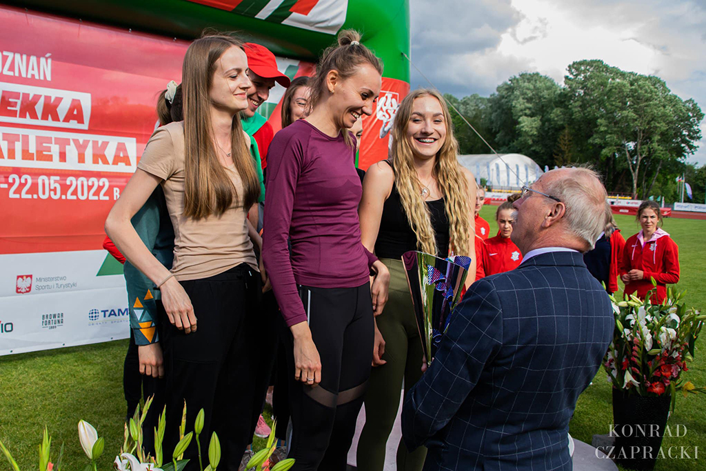 Reprezentantki Uniwersytetu Pedagogicznego w Krakowie odbierają puchar