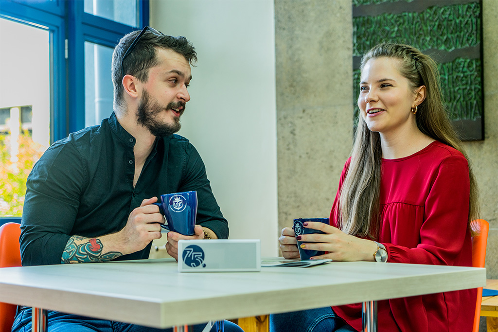 studenci Uniwersytetu Pedagogicznego podczas rozmowy