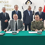 Rektor Uniwersytetu Pedagogicznego prof. dr hab. Piotr Borek oraz Rektor Wojskowej Akademii Technicznej gen. bryg. prof. dr hab. inż. Przemysław Wachulak podpisują porozumienie o współpracy między obiema uczelniami