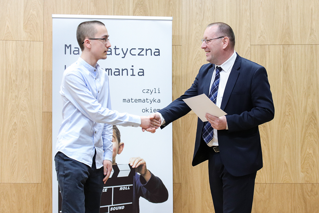 Rektor Uniwersytetu Pedagogicznego prof. dr hab. Piotr Borek z jednym z finalistów konkursu