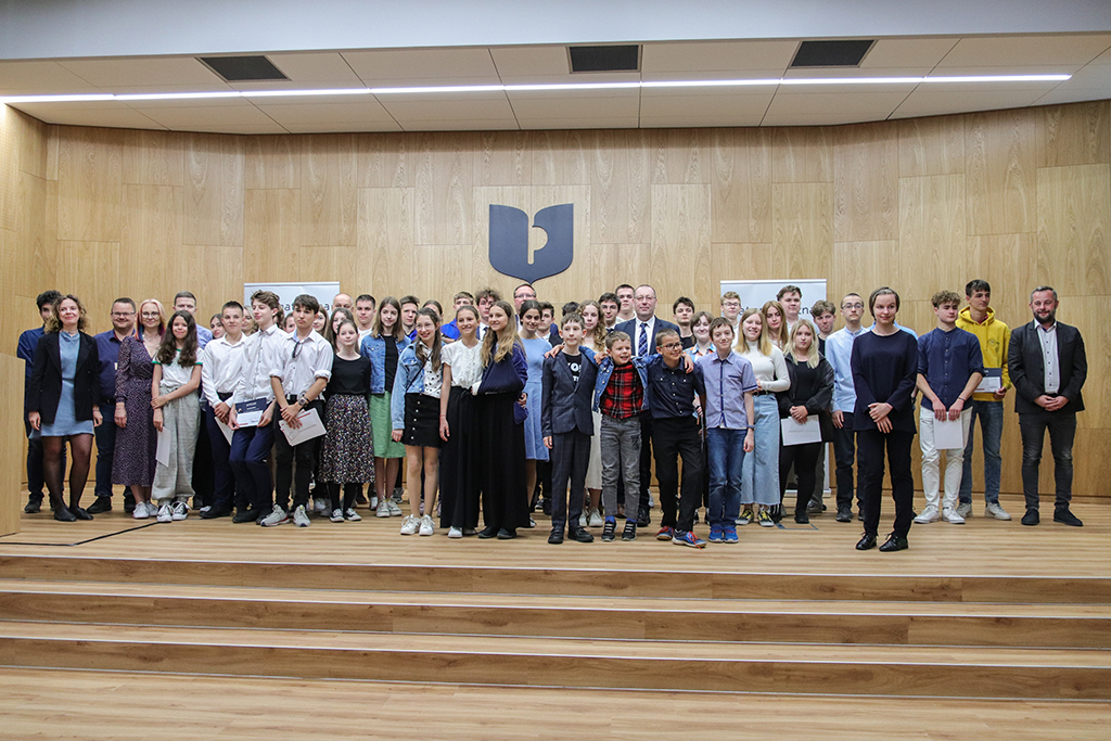 wspólne zdjęcie finalistów konkursu z władzami Uniwersytetu Pedagogicznego w Krakowie i organizatorami