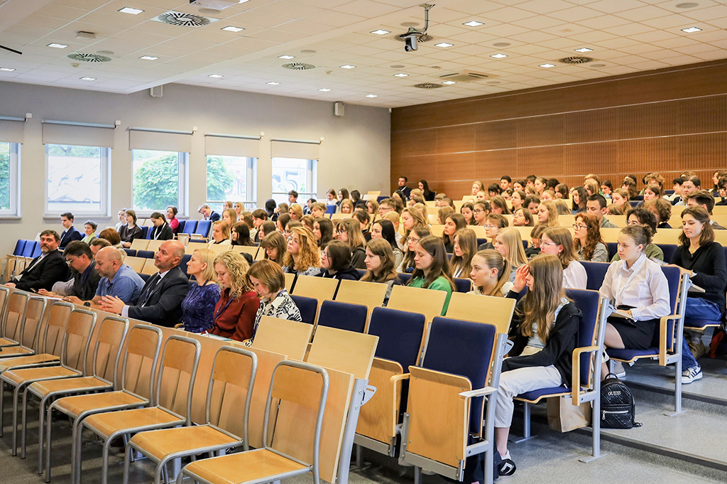 uczestnicy II Konferencji Uczniów szkół średnich „Uniwersytecki Inkubator Przyrodniczy 2023” w Auli A1