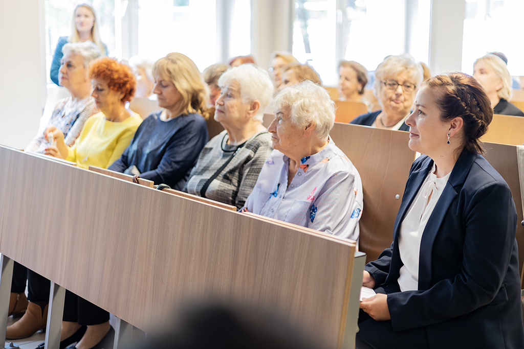 Dziekan Uniwersytetu Trzeciego Wieku dr Katarzyna Białożyt-Wielonek oraz słuchacze UTW w uniwersyteckich ławach