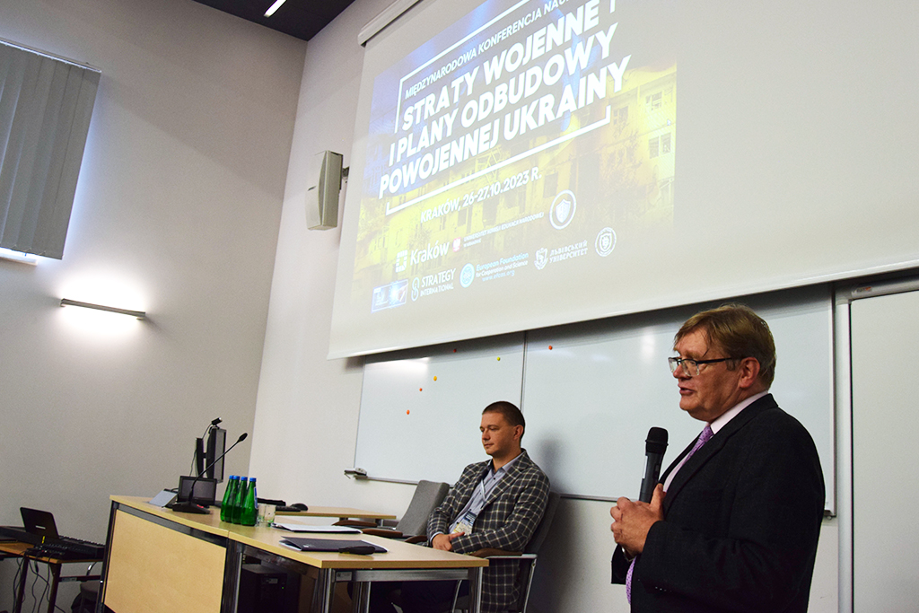 Dziekan Wydziału Nauk Społecznych prof. dr hab. Roman Kochnowski z mikrofonem w dłoniach