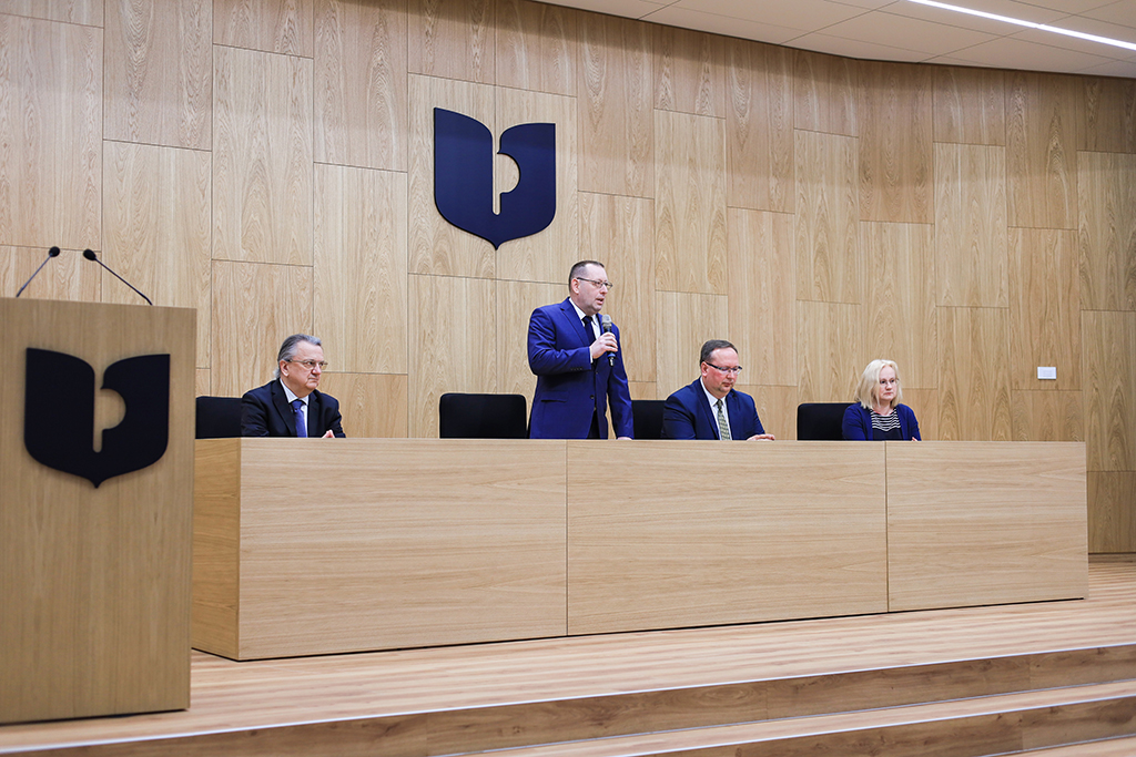 Rektor Uniwersytetu Pedagogicznego prof. dr hab. Piotr Borek otwiera spotkanie