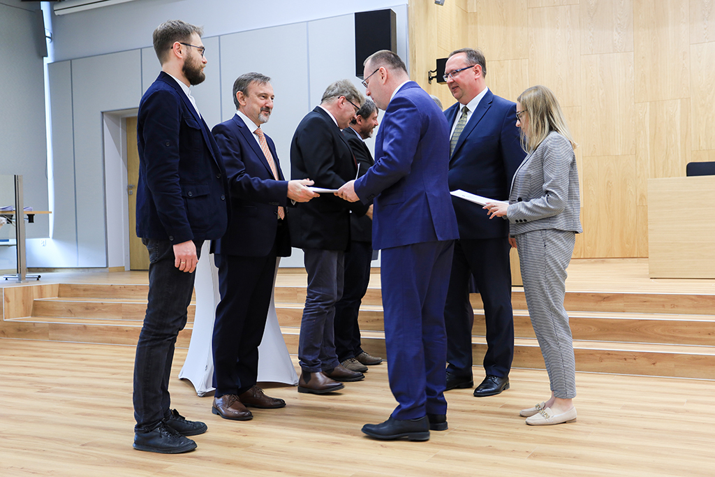 Rektor Uniwersytetu Pedagogicznego prof. dr hab. Piotr Borek wręcza list gratulacyjny jednemu z wyróżnionych naukowców