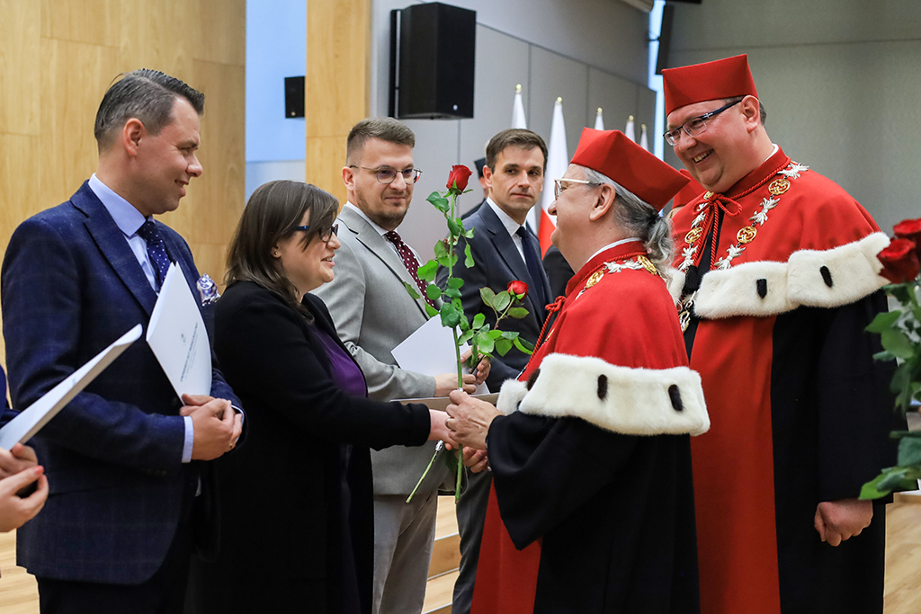 wręczenie medali Uniwersytetu Pedagogicznego w Krakowie; nagrodzonym gratuluje Prorektor ds. Rozwoju i Kształcenia dr hab. Robert Stawarz, prof. UP