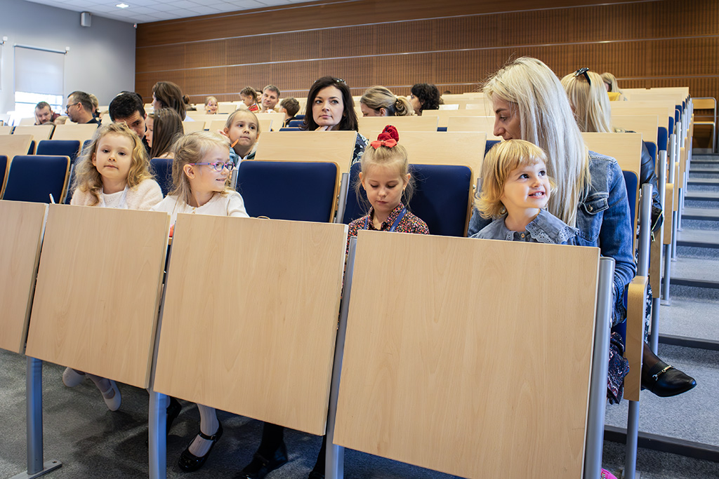 mali studenci wraz z rodzicami w uniwersyteckich ławach