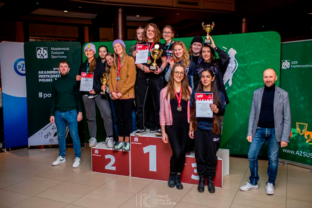 zwycięskie drużyny na podium