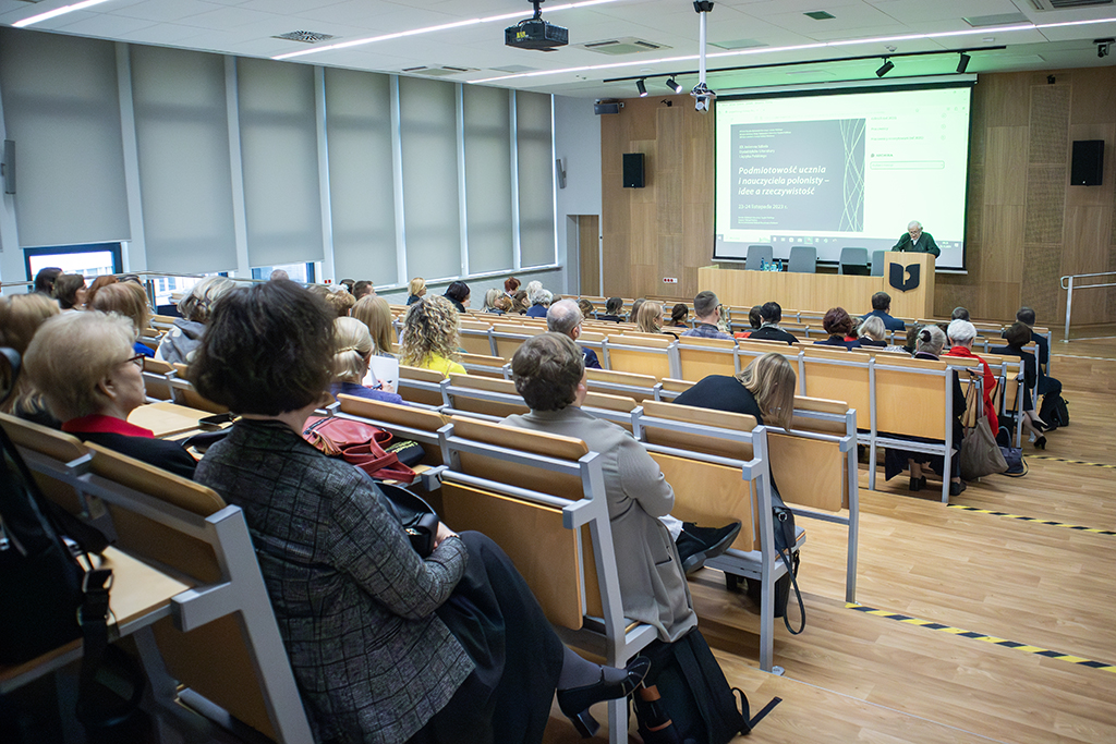 przy mównicy prof. dr hab. Zenon Uryga, na pierwszym planie uczestnicy konferencji