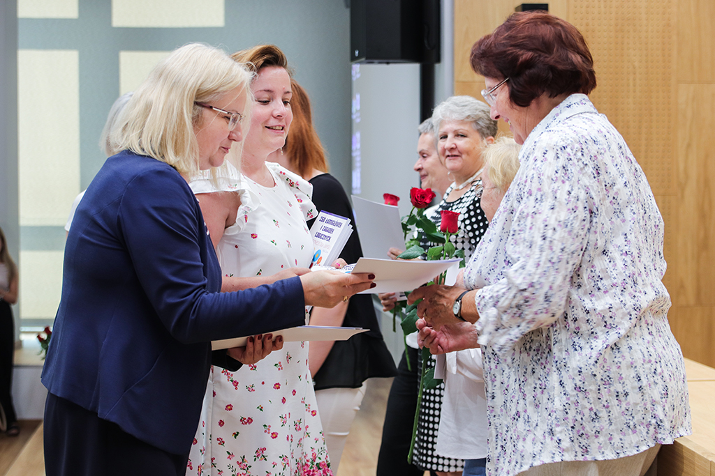  Prorektor ds. Studenckich dr hab. Katarzyna Plutecka, prof. UP oraz dr Katarzyna Białożyt-Wielonek, Dziekan Uniwersytetu Trzeciego Wieku wręczają dyplomu słuchaczkom UTW